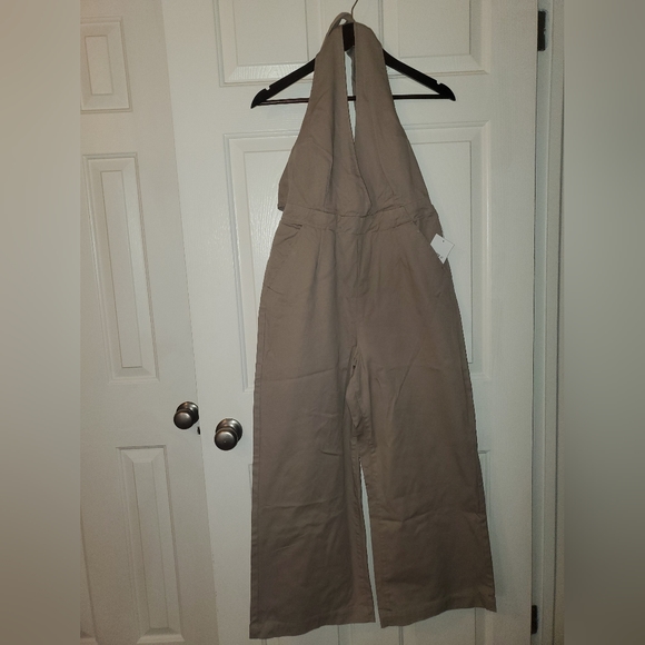 Tie back Jumpsuit. Khaki halter jumper size M - Picture 2 of 6